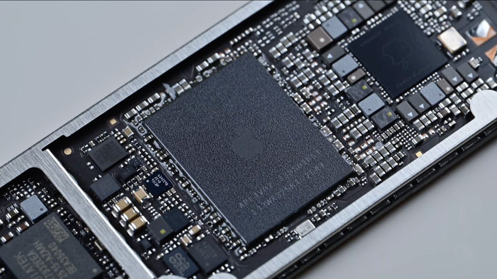 MacBook Neo : des moddeurs boostent le processeur et le SSD, mais attention !